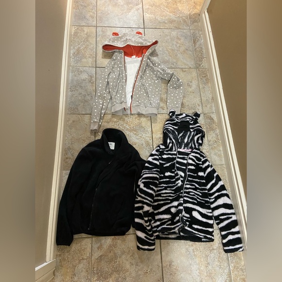 Seven (7) sweater/hoodies - Picture 2 of 8